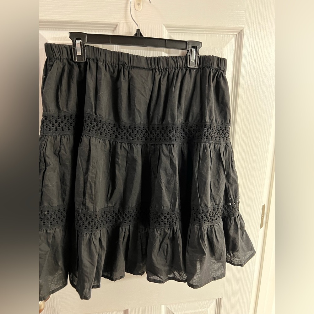 Signature -Short flirty black skirt